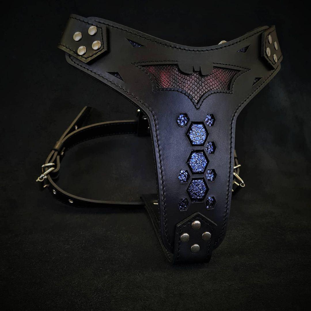 🦇 BESTIA “BATDOG” Harnais - Inspiré de Batman | Harnais Premium en Cuir pour Chiens Puissants | Confort & Contrôle | Fait Main en Europe