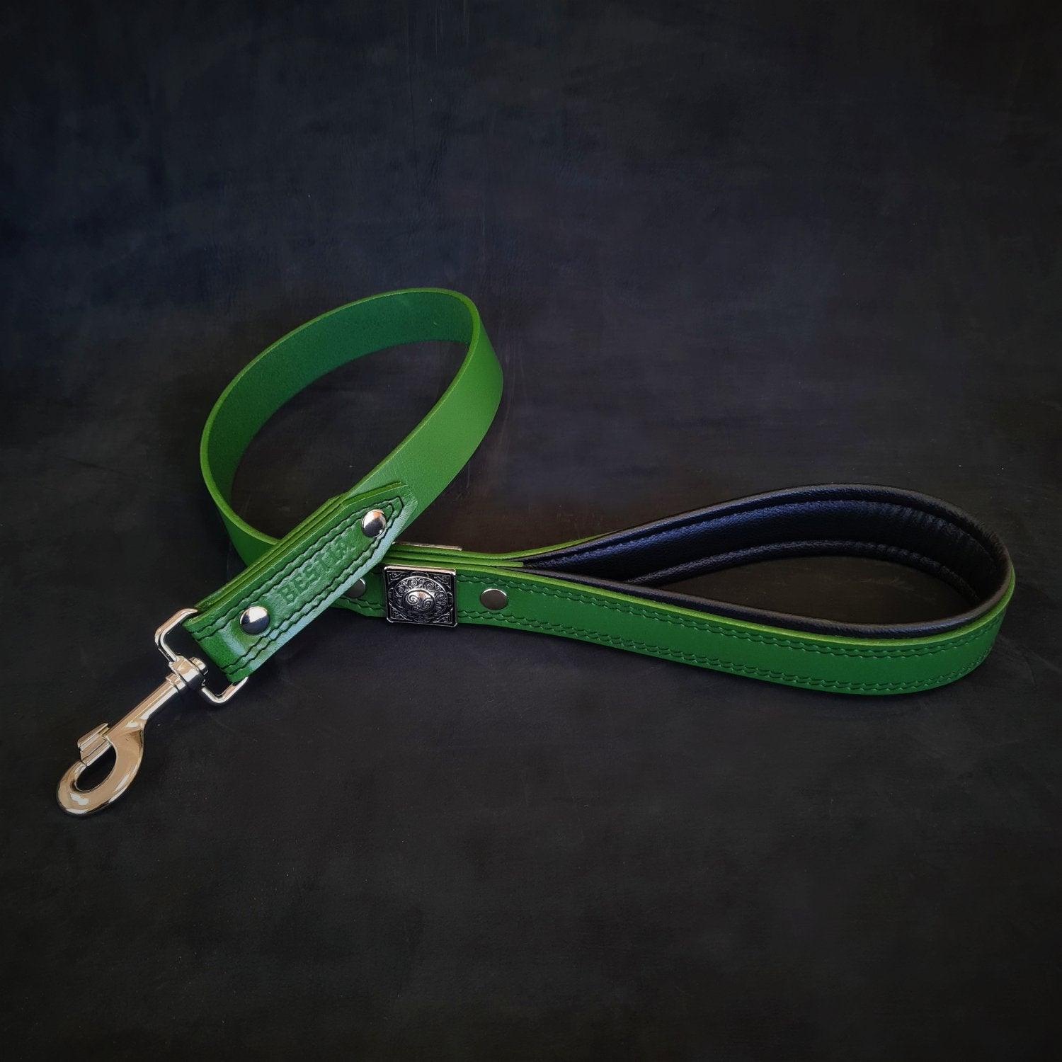 💚 Eros Leash GREEN - Laisse Cuir 90 cm | Padded Handle & Rivet Signature