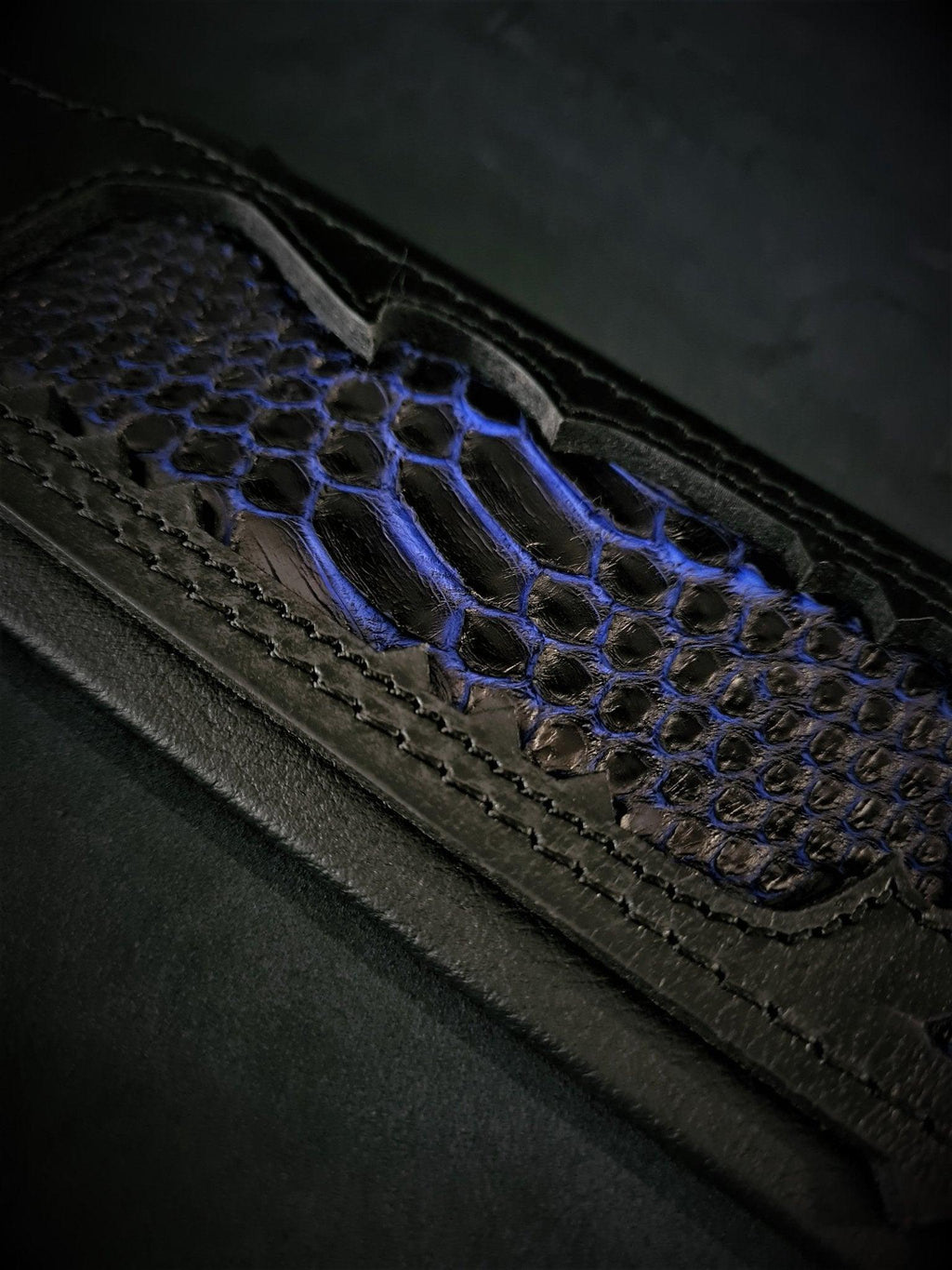 💙 Indigo Collar - Collier Cuir Premium | Python Peint à la Main & Soft Cushion